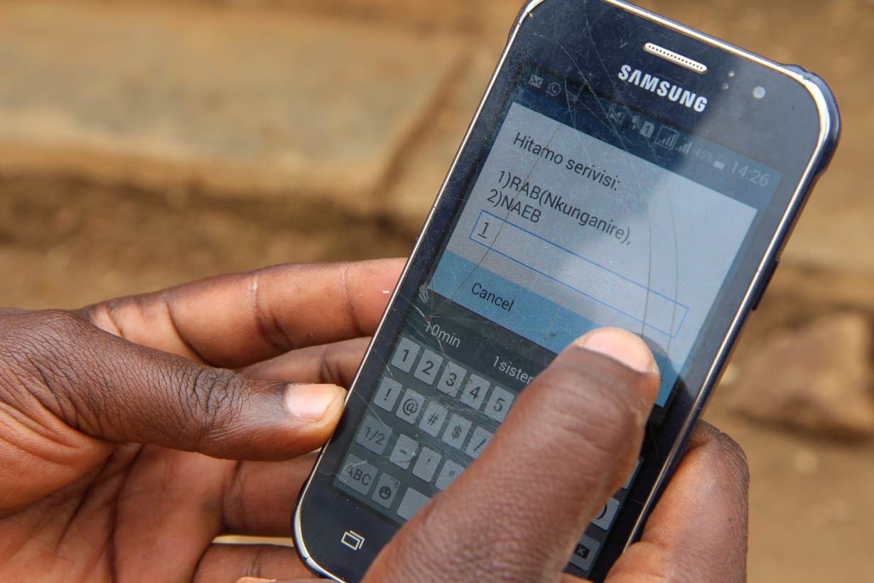 Daniel Nshimiyimana, 29 tuổi, tốt nghiệp đại học, trình diễn cách sử dụng một ứng dụng do Liên hợp quốc phát triển để giúp đỡ những nông dân quy mô nhỏ, tại trang trại của anh ấy ở quận Rulindo, miền bắc Rwanda vào ngày 22 tháng 8 năm 2018. 