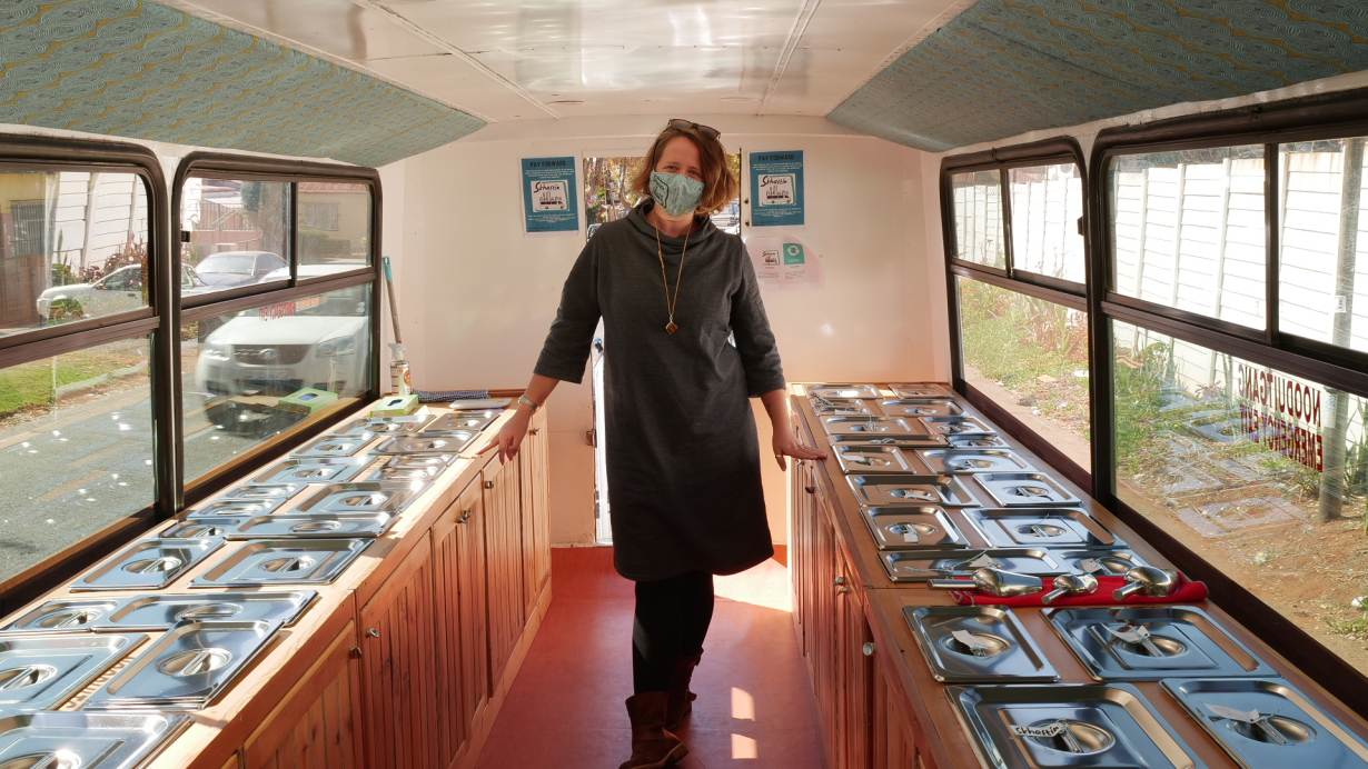 Ilka Stein, một nhà tư vấn và hỗ trợ viên, chụp ảnh bên trong xe buýt chở đồ ăn Skhaftin ở Johannesburg, Nam Phi. Ngày 18 tháng 5 năm 2021.