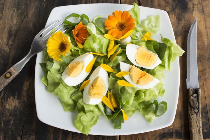 Salad trứng với calendula