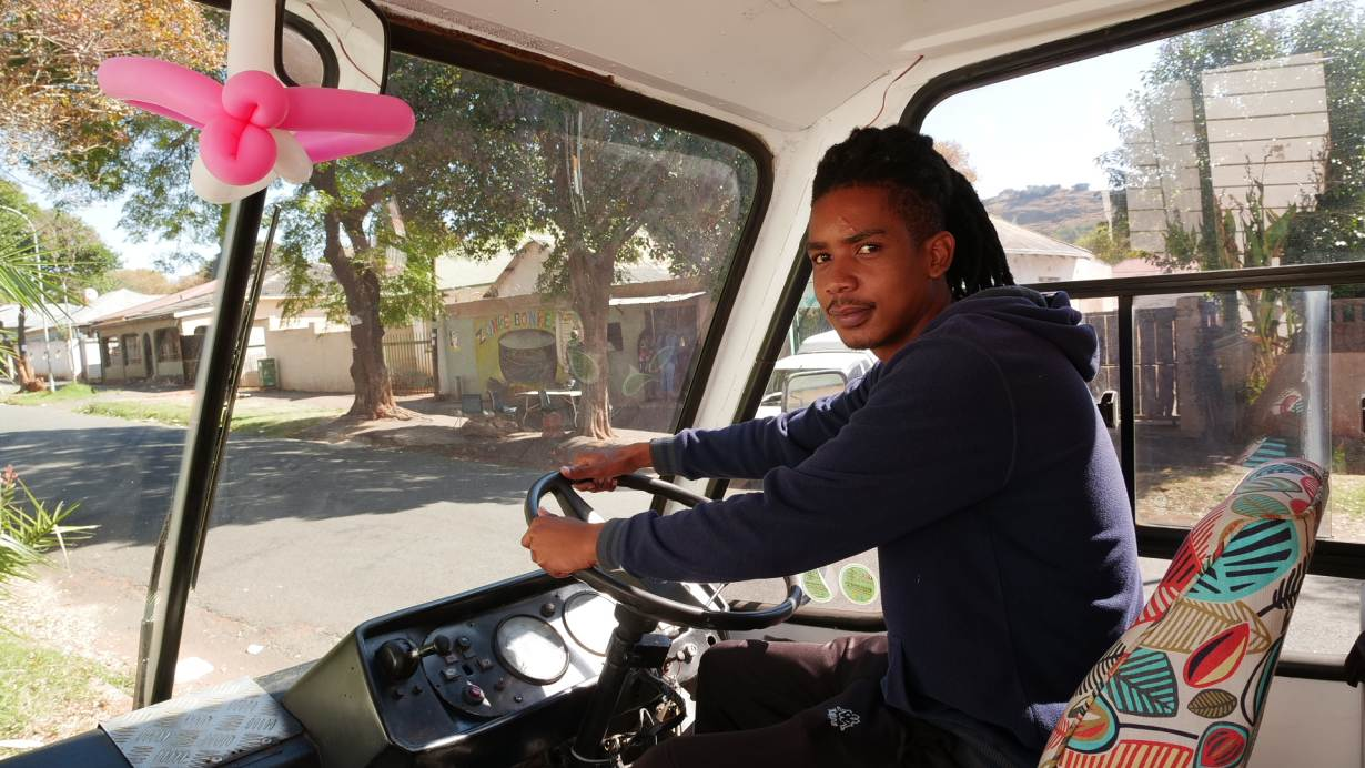 Sidney Beukes, tài xế xe buýt Skhaftin, chụp ảnh ở Johannesburg, Nam Phi